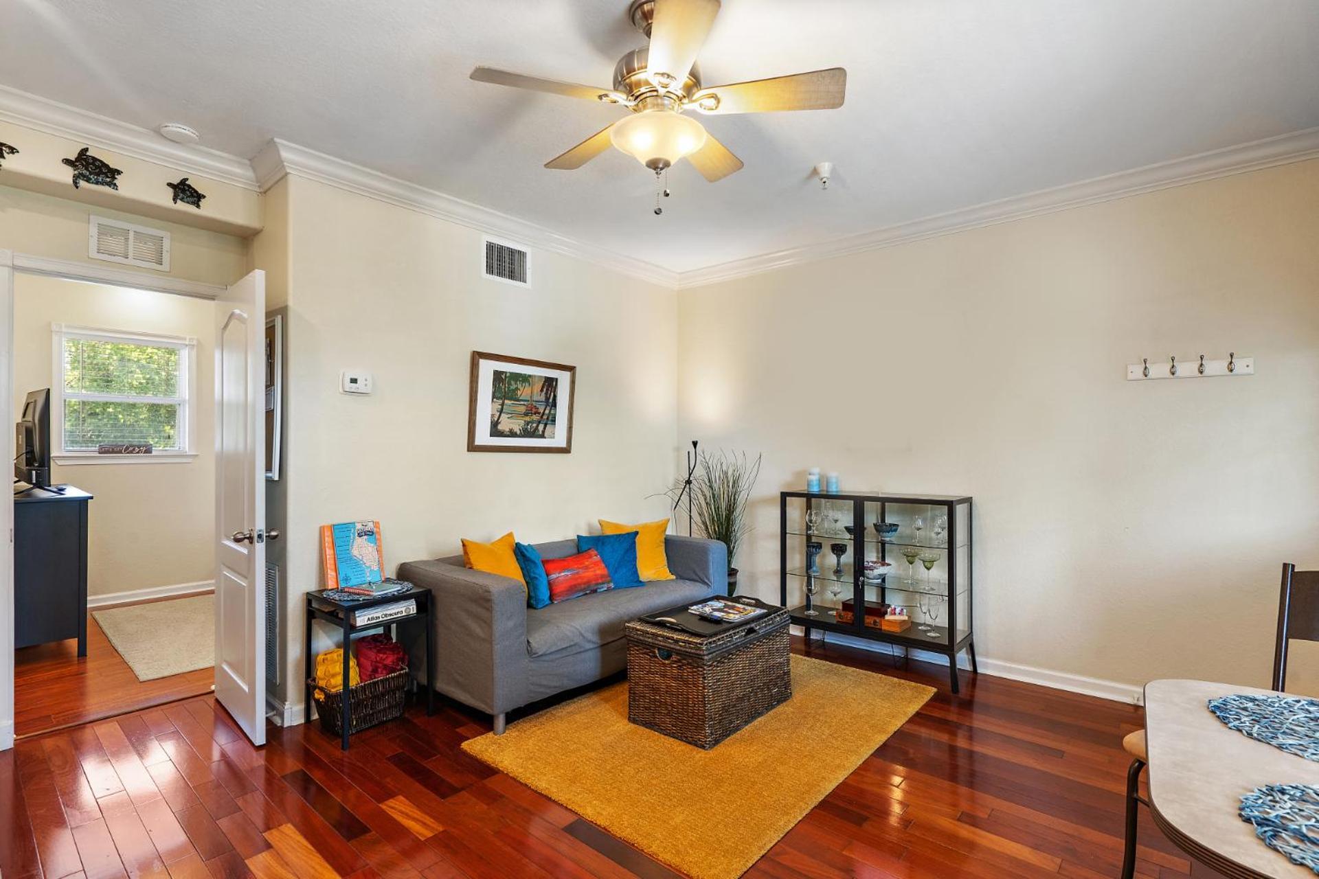 Wine-Dine-Sunshine Cozy Flat In The Heart Of Dtsp Villa St. Petersburg Exterior photo